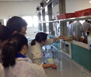 studenti del liceo classico in laboratorio